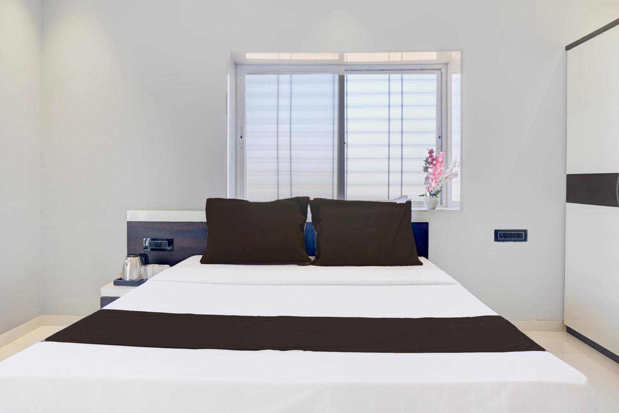 Hotel O Jeevan Restaurant & Lodging Kavathe Esterno foto